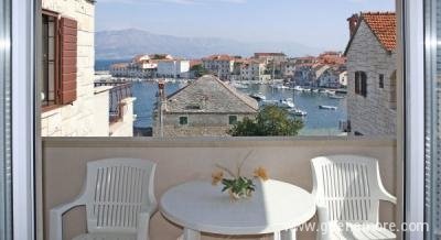 Apartmani Paulina, private accommodation in city Postira, Croatia